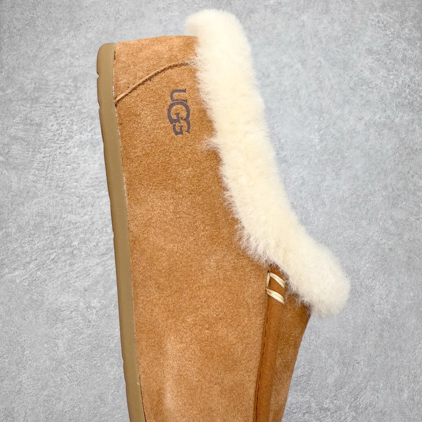 💰480 UGG 1391 Autumn and winter sheepskin and fur integrated snow boots. All shoes are made of ZP same factory. Longfeng A-grade Australian imported sheepskin and fur integrated brand OEM production line. Fully follow the ZP process. OEM original pattern maker. Adhering to the principle of no original shoes and no development selection. Pay attention to every detail. The most authentic TREADLITE "light wing" technology outsole on the market. Lightweight/durable/flexible/pile type [solemn after-sales commitment] If there are major quality problems such as degumming/broken bottom within one month, we will directly replace it with a new one for you! Size: 35 36 37 38 39 40